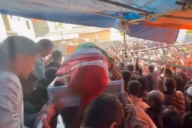 (ویدئو) بدرقه غم‌انگیز صابر کاظمی به خانه ابدی در میان سیل جمعیت