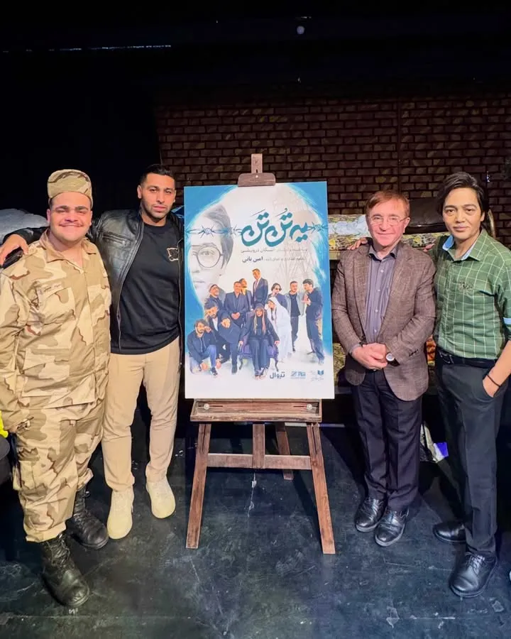 ابوالفضل رجبی بازیگر سریال پایتخت با لباس سربازی در یک تئاتر