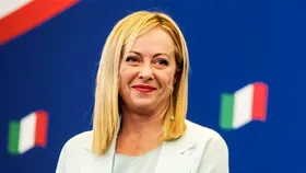 نخست‌وزیر ایتالیا، کارگر پیتزافروشی شد