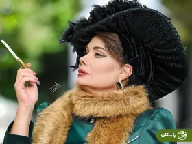 عکس | ژست سیگار به دست عاطفه رضوی با لباس‌های سلطنتی!