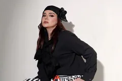 (عکس) میکاپ و استایل جذاب و هماهنگ ندا قاسمی، شیرین سریال «نون خ»