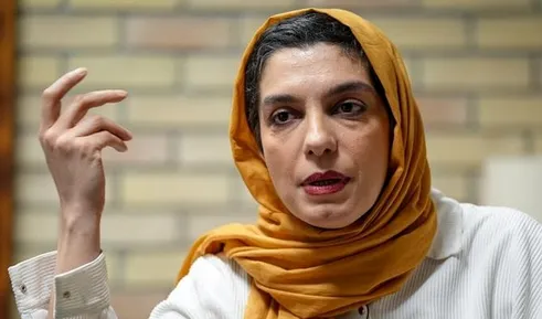 (ویدئو) خنده‌های عجیب الیکا عبدالرزاقی هنگام صحبت کردن درباره فوت پدرش!