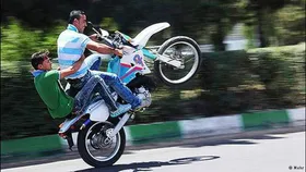 ویدئو | عاقبت ناخوش فردی که جلوی مدرسه دخترانه تک چرخ می‌زد!