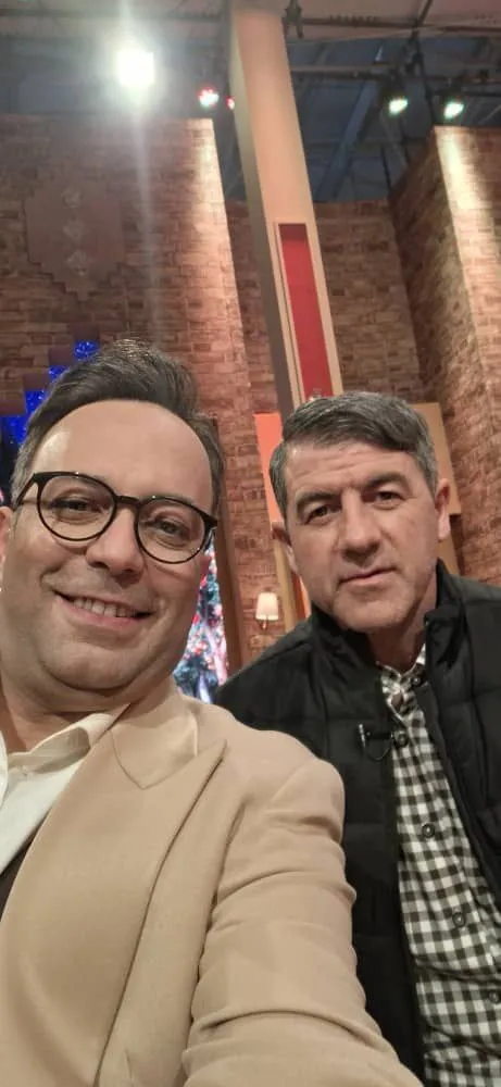 کریم باقری با لباس تیم ملی و کریم باقری در برنامه تلویزیون