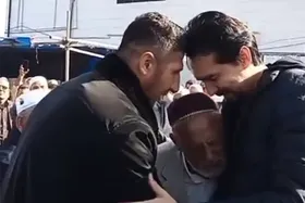 (ویدئو) اشک‌های فرهاد قائمی در آغوش پدر صابر کاظمی بند نمی‌آید