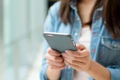 سازمان بهداشت جهانی: امواج تلفن همراه خطر ابتلا به سرطان را افزایش نمی‌دهد