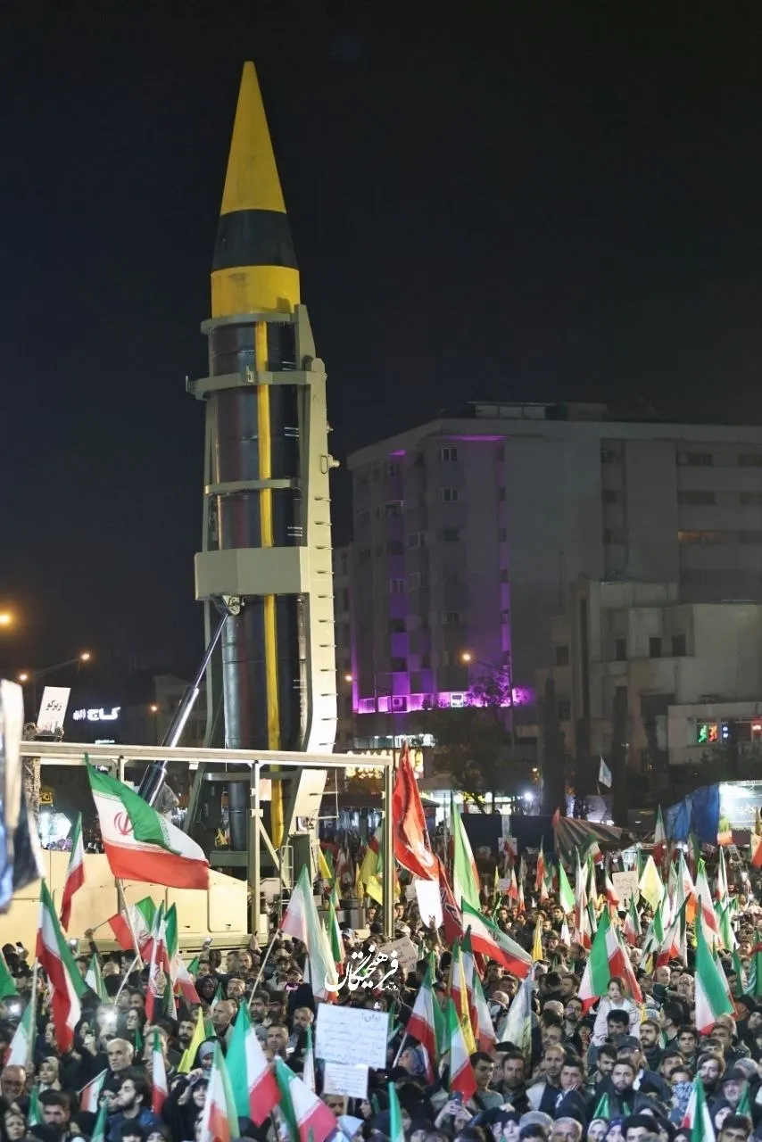 راهپیمایی مردم در میدان انقلاب