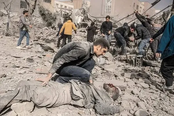 تصاویری دلخراش از حمله دیروز اسرائیل به میدان فردوسی تهران