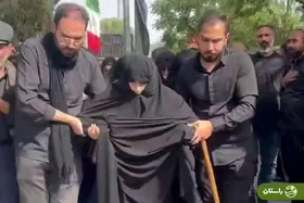 عکس | تونل زمان؛ شهید محمد باقری و مادرش در مراسم تشییع پیکر شهید حسن باقری؛ سال ۱۳۶۱