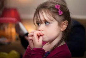 چگونه به ناخن جویدن کودکان پایان دهیم؟