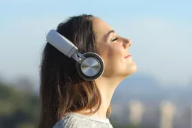 صدای صورتی چیست؟ آیا به خواب و حافظه کمک می‌کند؟