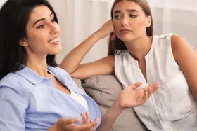 ۱۱ رفتاری که باعث می‌شود دیگران بلافاصله از شما بدشان بیاید