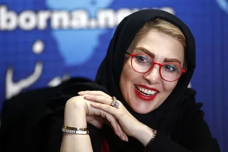 ژیلا صادقی احسان کرمی را تهدید کرد: خودت رو تیکه تیکه کنی هم از آمریکا پرت میشی بیرون!