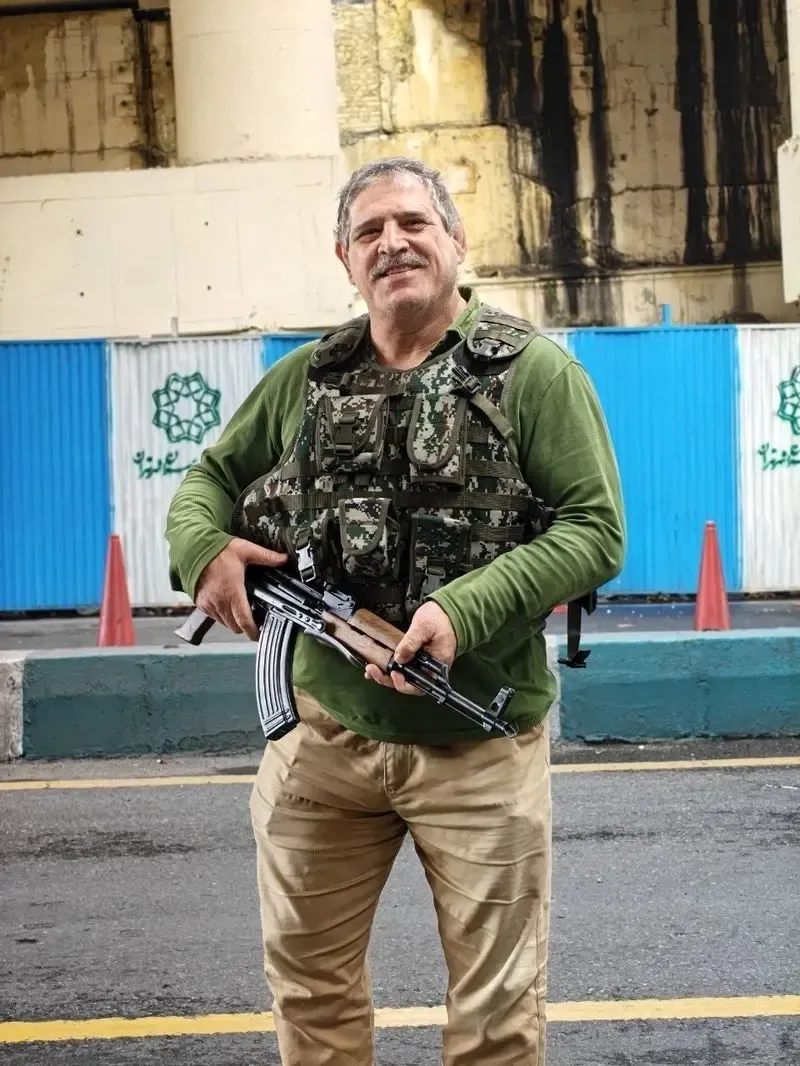 عباس جدیدی با کلاشینکف در ایست بازرسی