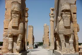 ماجرای جنجالی تیراندازی در تخت جمشید