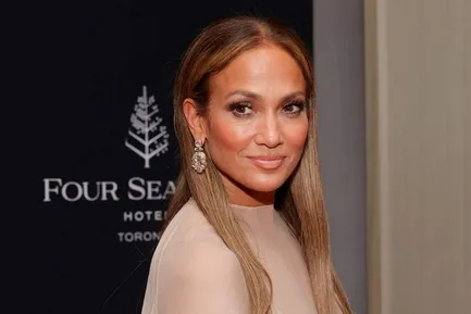 سن فقط یه عدد است! جنیفر لوپز در ۵۶ سالگی هم همه را مبهوت می‌کند!