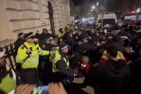 بازداشت عناصر آشوبگر مقابل سفارت ایران در لندن