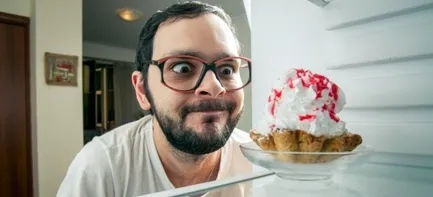 چرا شب‌ها هوس شیرینی می‌کنیم؟ | ۴ راهکار نجات‌بخش