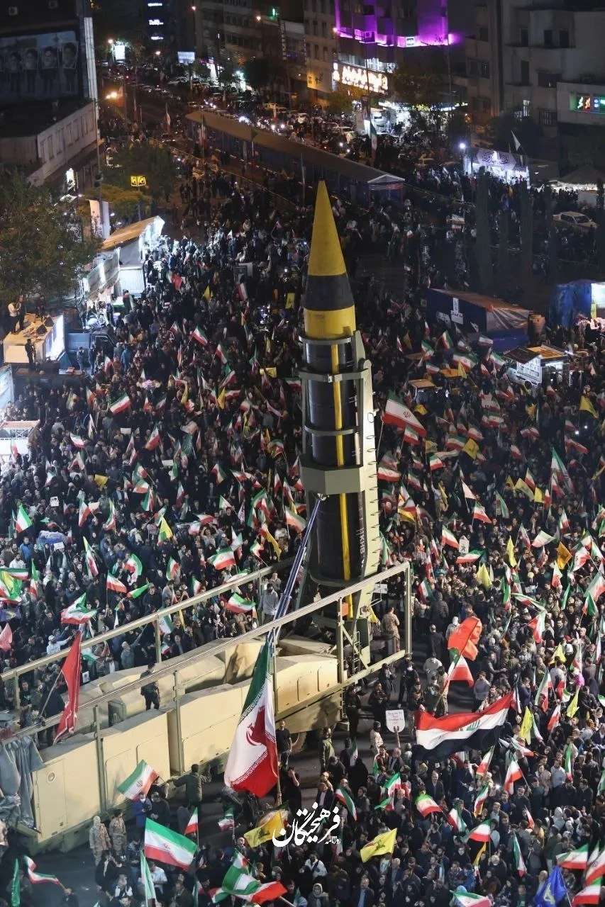 راهپیمایی مردم در میدان انقلاب