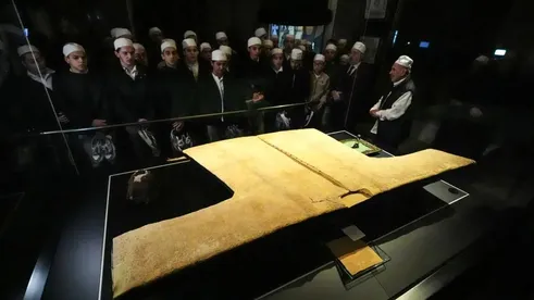 (عکس)  نمایش خرقه‌ای که منسوب به پیامبر است