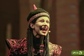 عکس | ژست و استایل خاص دلنیا آرام ستاره کنسرت نمایش «سی‌صد»