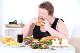 سریع غذا خوردن با بدن ما چه می‌کند؟ | نجویدن غذا چه عوارضی دارد