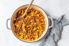 خوراک سیب‌زمینی و گوشت چرخ‌کرده؛ غذایی سالم و سبک که زیر ۳۰ دقیقه میز شام‌تان را خوش‌مزه می‌کند