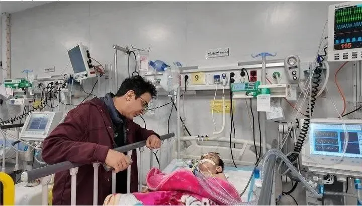 عیادت عموپورنگ از کودکان مجروح در جنگ