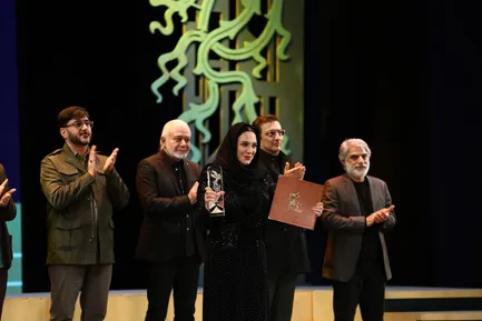 (ویدئو) اتفاق عجیب و بی‌سابقه در اختتامیه جشنواره فیلم فجر