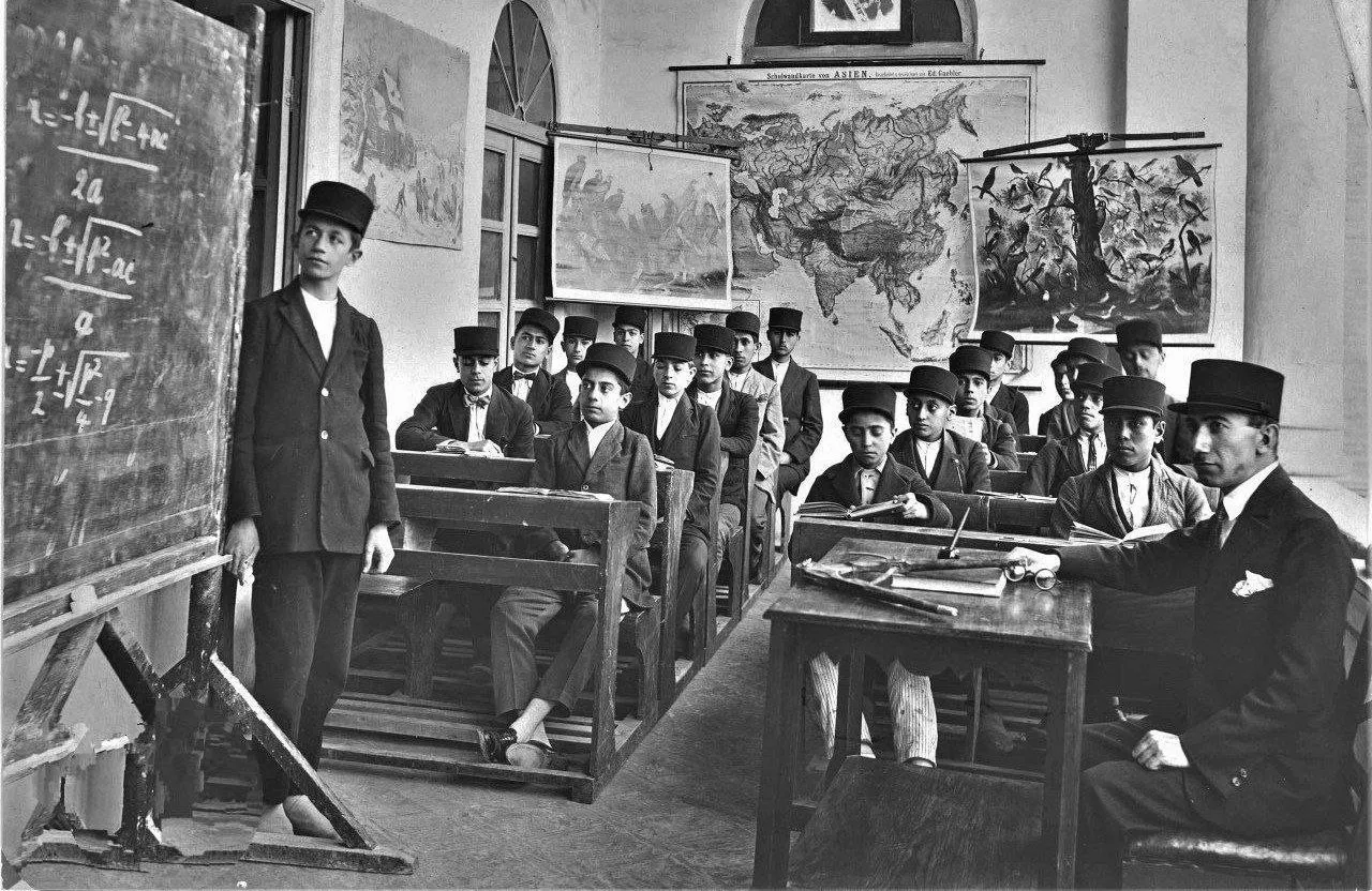 کلاس درس ریاضی، دانش آموزان با لباس متحدالشکل در یکی از مدرس تهران قدیم  سال ۱۳۰۸