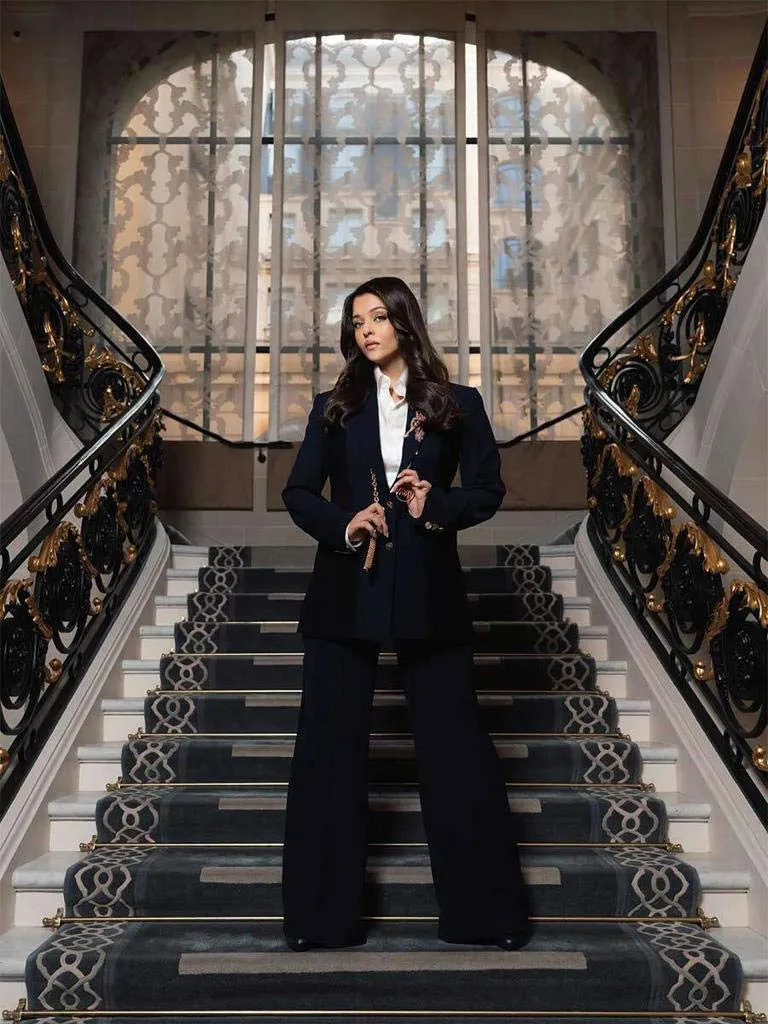 آیشواریا رای در استایل کت و شلواری در ۵۲ سالگی