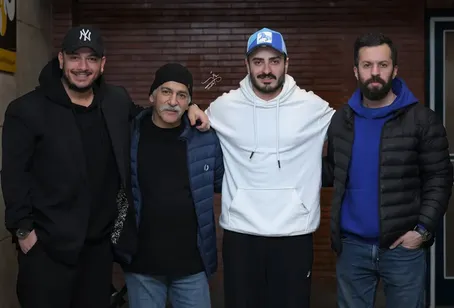 (تصاویر) نوید پورفرج، حمیدرضا آذرنگ، اشوا و پدر و مادرش پشت صحنه نمایش کلوکسونر