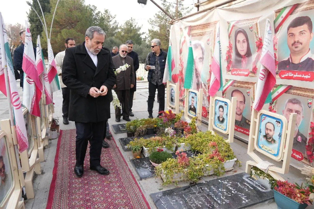 عباس عراقچی در مزار شهدا عباس عراقچی در مزار شهدا